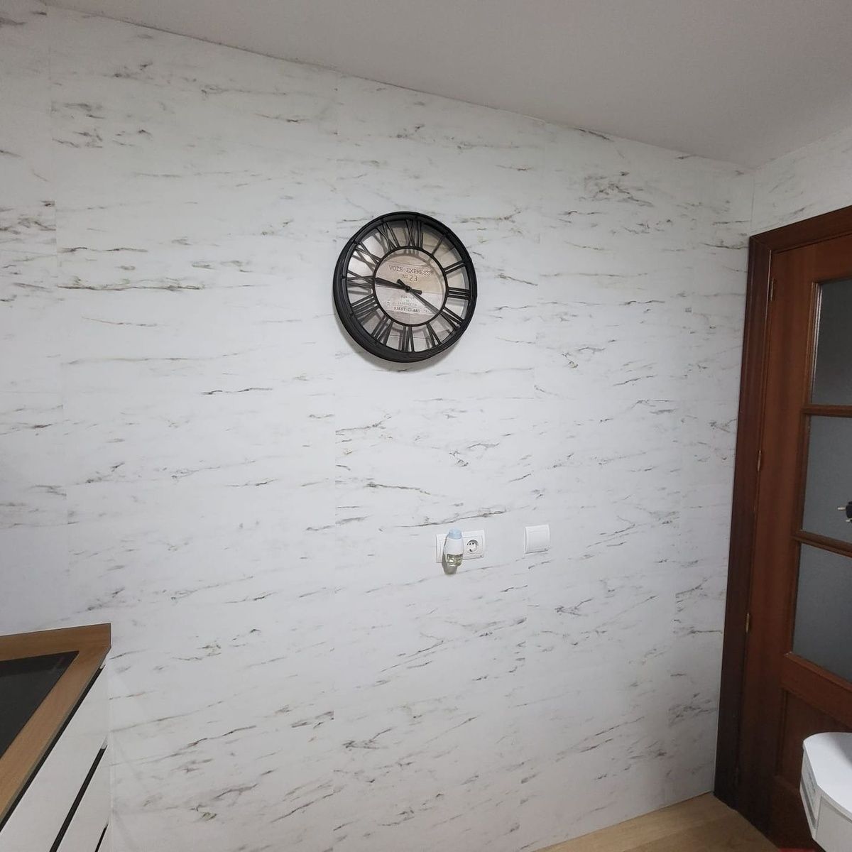 Виниловый пол Quick Step Oro Base Tiles 40136 Белый каррарский мрамор