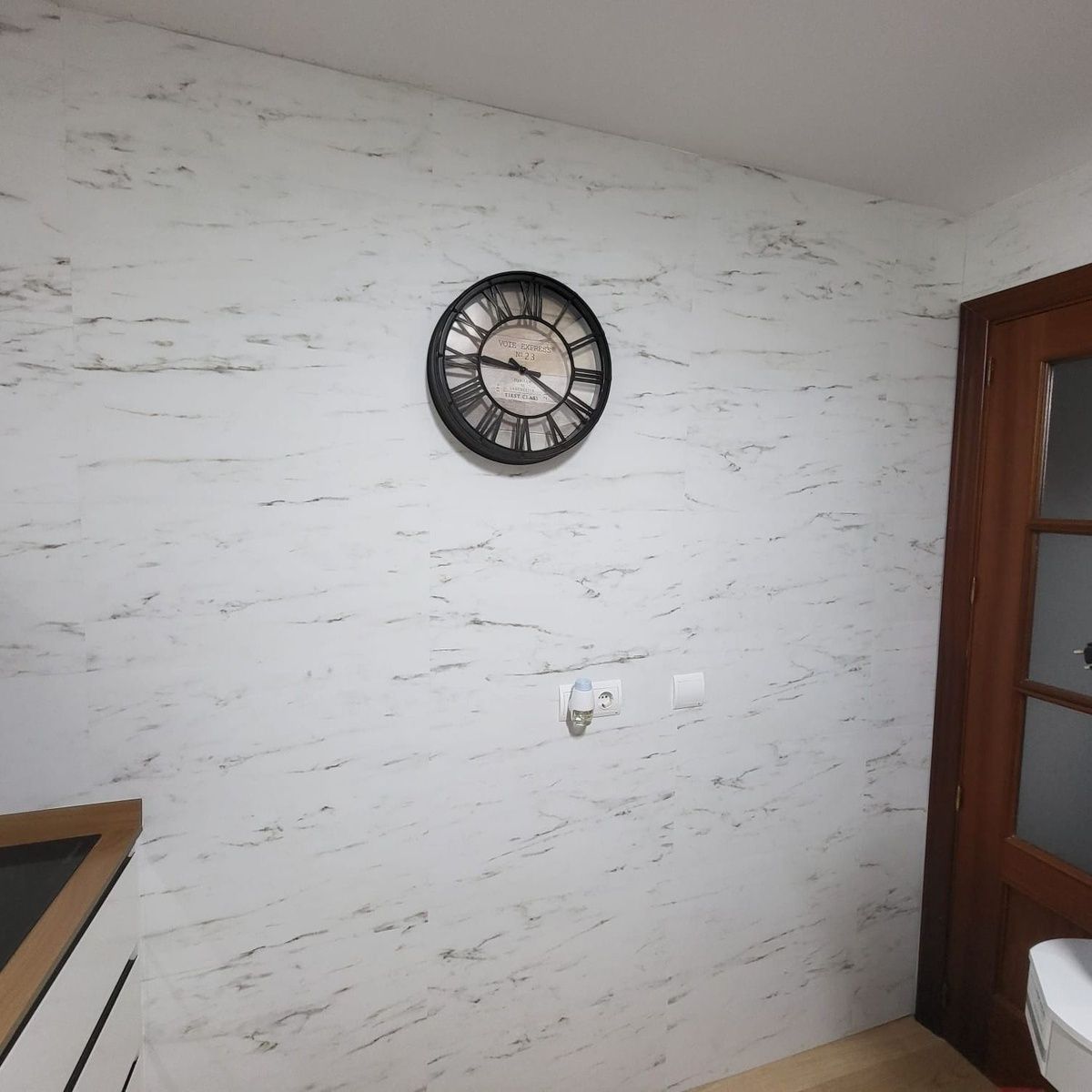 Виниловый пол Quick Step Oro Base Tiles 40136 Белый каррарский мрамор